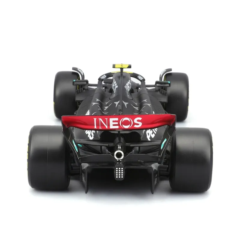 Автомодель з фігуркою – Mercedes‑AMG Petronas F1 W15 (2024) (1:24)