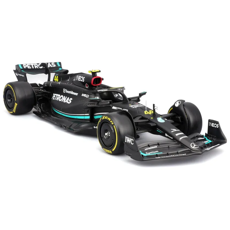 Автомодель з фігуркою – Mercedes‑AMG Petronas F1 W15 (2024) (1:24)