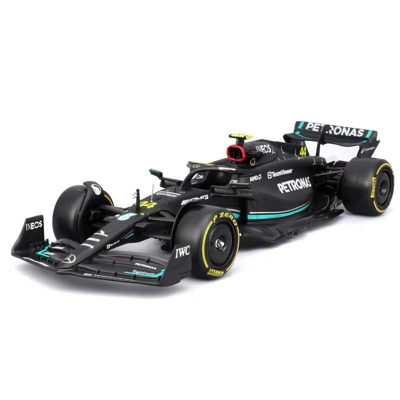 Автомодель з фігуркою – Mercedes‑AMG Petronas F1 W15 (2024) (1:24)