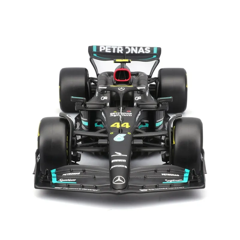 Автомодель з фігуркою – Mercedes‑AMG Petronas F1 W15 (2024) (1:24)